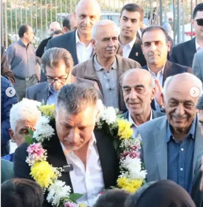 فروش پیراهن و کفش علی دایی به مبلغ ۸ میلیارد و ۵۰۰ میلیون تومان برای کار خیر +عکس و ویدیو