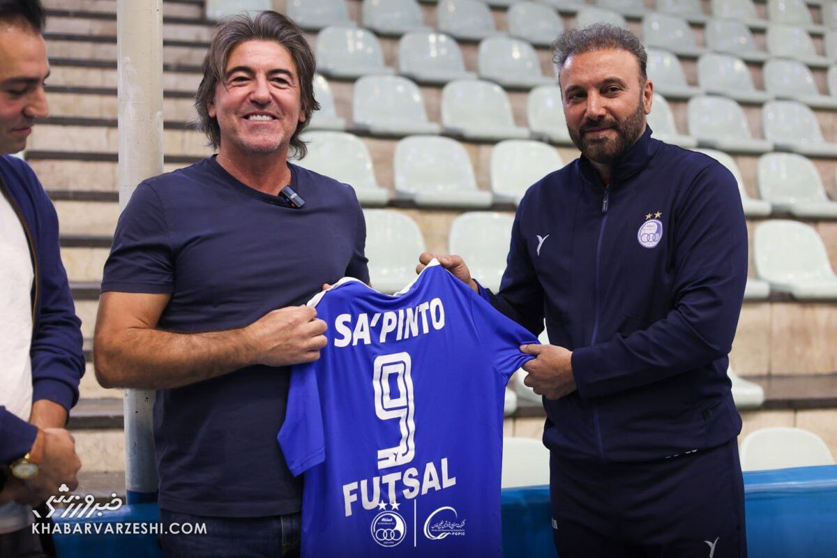 هدیه سرمربی استقلال به سرمربی استقلال!/ واکنش اسطوره تیم ملی به دیدن ساپینتو! +عکس