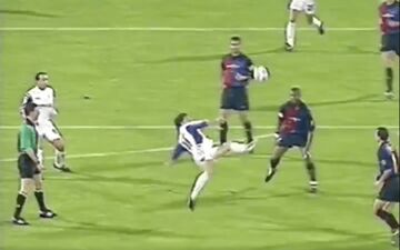 ویدیو| قیچی برگردان مائورو برسان به بارسلونا از پشت محوطه؛ یکی از بهترین گل‌های تاریخ لیگ قهرمانان!