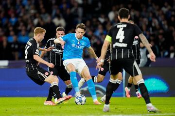 ناپولی ۰ - فرانکفورت ۰/ یک امتیاز با چنگ و دندان از دل مارادونا