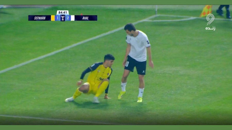 ویدیو| درگیری زیدان و ماتراتزی در نقش جهان اصفهان/ کپی برابر اصل صحنه معروف جام جهانی با اجرای آریا یوسفی!