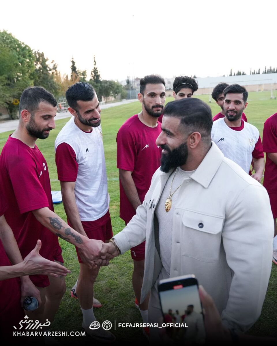 هادی چوپان با گردنبند خاص به پدیدههای فوتبال ایران رسید/ کاپیتان سابق استقلال در آغوش گرگ پارسی +عکس