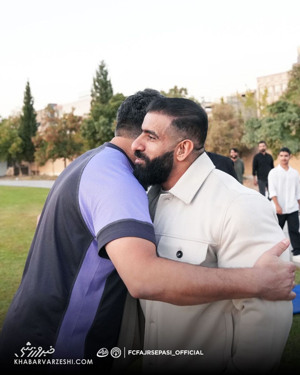 هادی چوپان با گردنبند خاص به پدیده‌های فوتبال ایران رسید/ کاپیتان سابق استقلال در آغوش گرگ پارسی +عکس