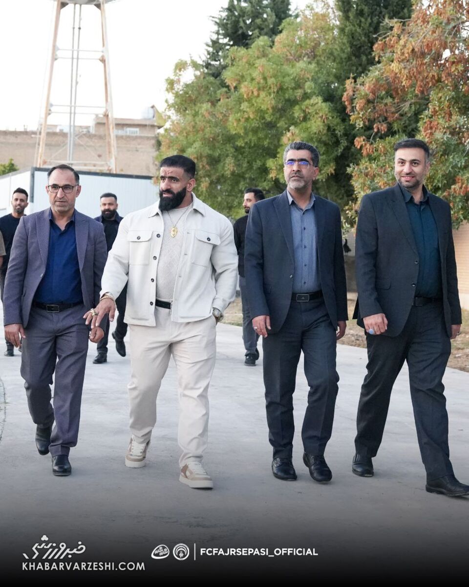 هادی چوپان با گردنبند خاص به پدیده‌های فوتبال ایران رسید/ کاپیتان سابق استقلال در آغوش گرگ پارسی +عکس