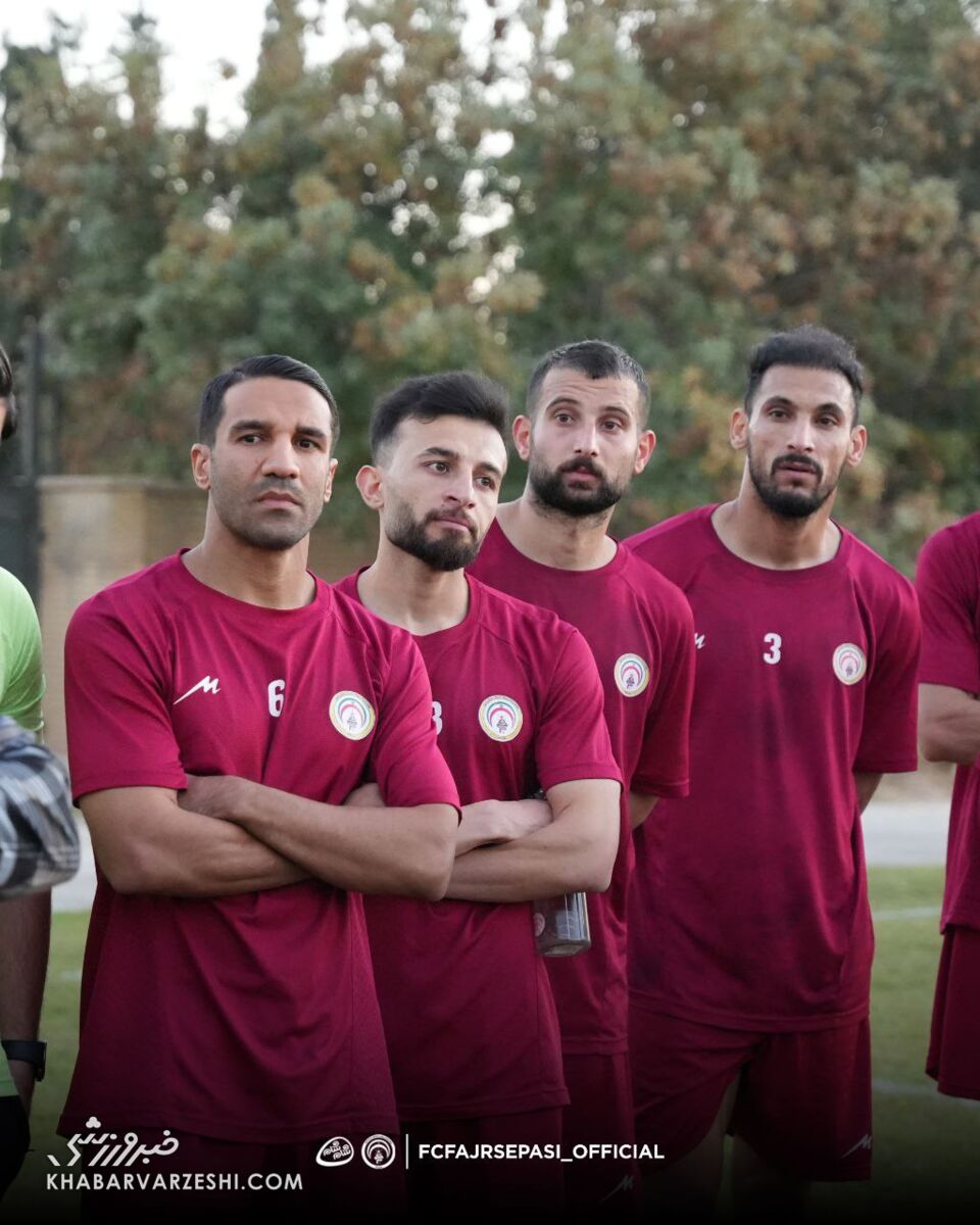 هادی چوپان با گردنبند خاص به پدیدههای فوتبال ایران رسید/ کاپیتان سابق استقلال در آغوش گرگ پارسی +عکس