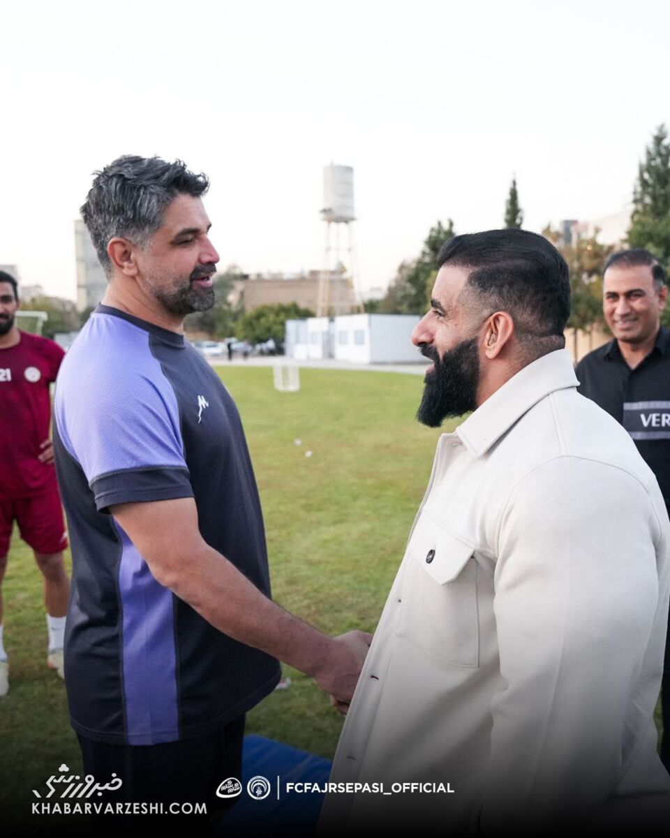 هادی چوپان با گردنبند خاص به پدیدههای فوتبال ایران رسید/ کاپیتان سابق استقلال در آغوش گرگ پارسی +عکس