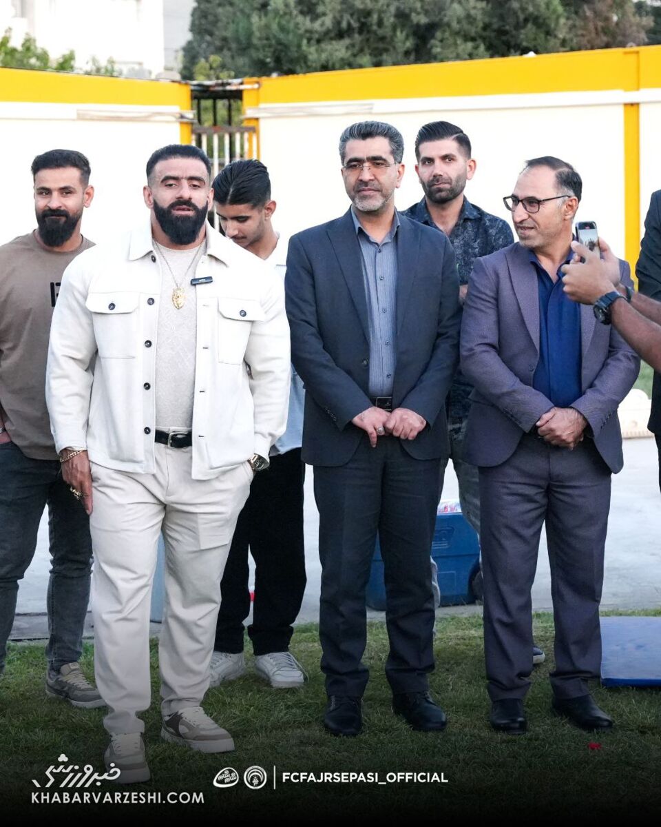 هادی چوپان با گردنبند خاص به پدیدههای فوتبال ایران رسید/ کاپیتان سابق استقلال در آغوش گرگ پارسی +عکس