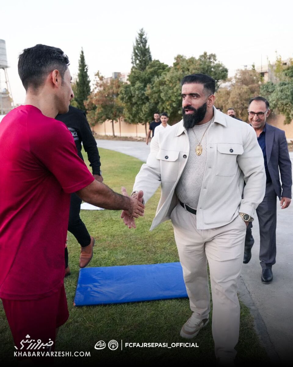 هادی چوپان با گردنبند خاص به پدیده‌های فوتبال ایران رسید/ کاپیتان سابق استقلال در آغوش گرگ پارسی +عکس