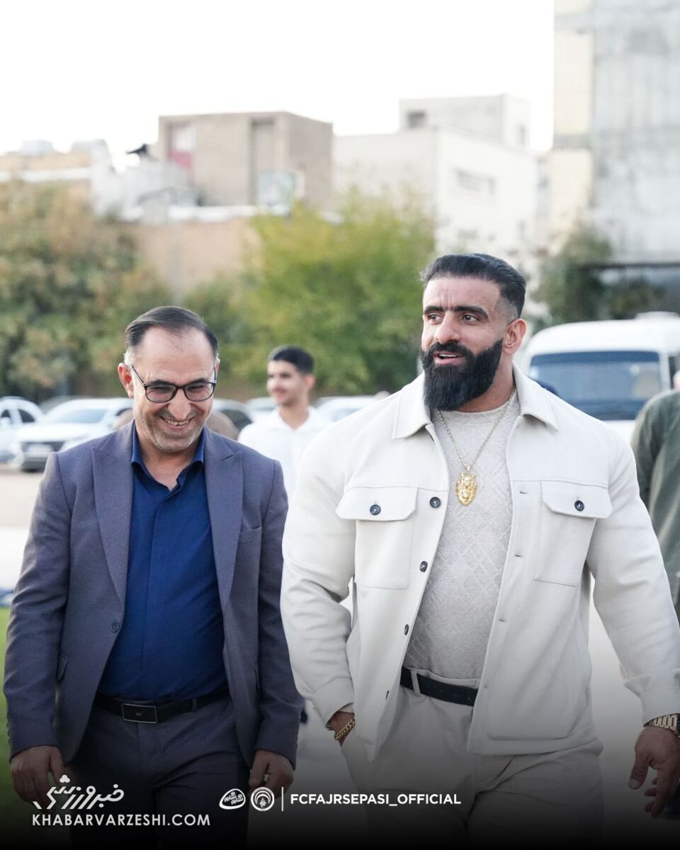 هادی چوپان با گردنبند خاص به پدیده‌های فوتبال ایران رسید/ کاپیتان سابق استقلال در آغوش گرگ پارسی +عکس