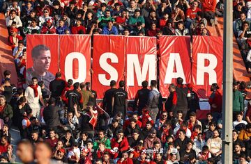 شعار پرسپولیسی‌ها با کنایه به بیرانوند/ ستاره سرخ‌ها نیامده رفت و اوسمار تشویق شد