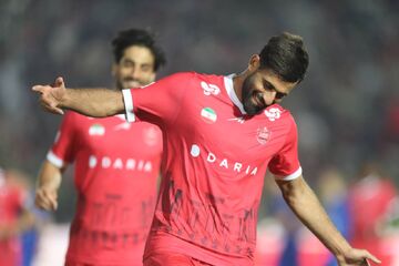 ویدیو| شیرین‌کاری گلزن پرسپولیس با توپ و گیتار