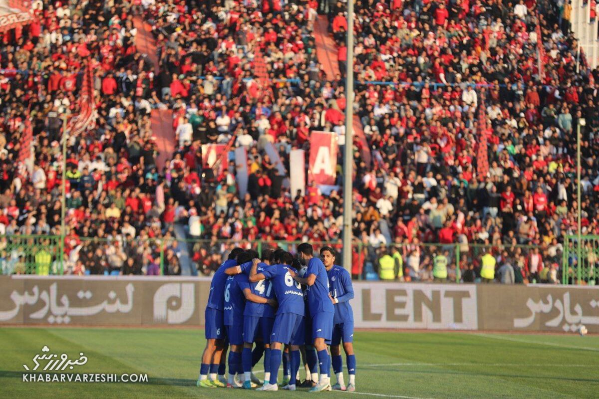 بازیکنان استقلال خوزستان مقابل پرسپولیس