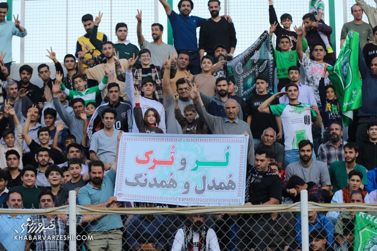 شعار قشنگ خیبری‌ها برای تراکتور/ درس بزرگ قومیت‌ها به مرزهای فوتبال ایران +عکس