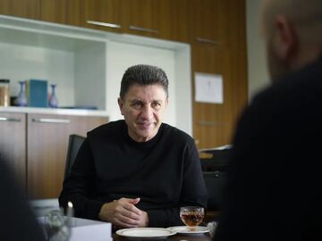 خبرورزشی‌گردی| قلعه‌نویی: با علی دایی همان کاری را کردند که با من شد/ اگر خارجی بودم، مجسمه‌ام را می‌ساختند/ زود ازدواج کنید، بچه‌دار شوید و...