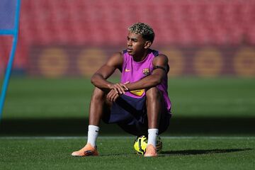 ویدیو| هوادار بارسلونا پیراهنش را روی سر یامال پرت کرد!