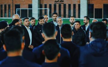 پزشکیان پا به توپ شد/ رئیس‌جمهور مقابل ستاره‌های تیم ملی و قلعه‌نویی +تصاویر