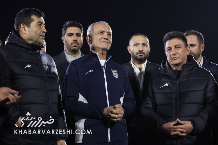 پزشکیان پا به توپ شد/ رئیس جمهور مقابل ستاره‌های تیم ملی و قلعه‌نویی  +عکس
