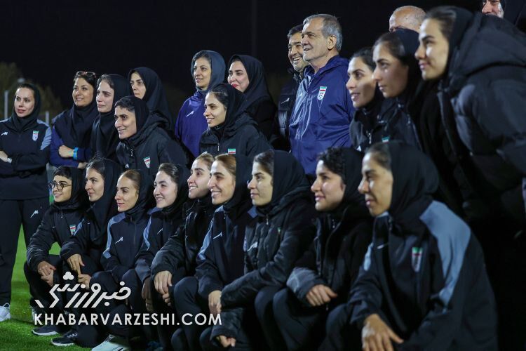 پزشکیان پا به توپ شد/ رئیس جمهور مقابل ستارههای تیم ملی و قلعهنویی +عکس