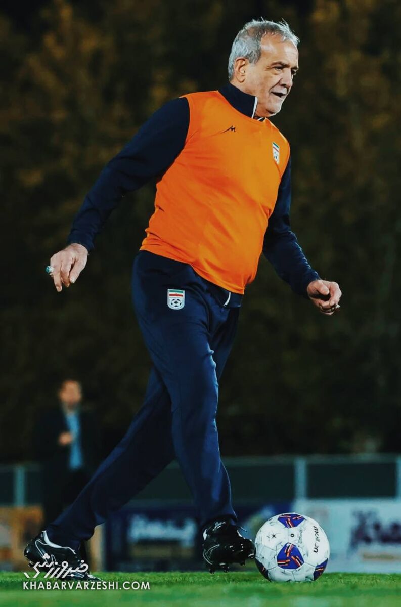 پزشکیان پا به توپ شد/ رئیس جمهور مقابل ستارههای تیم ملی و قلعهنویی +عکس