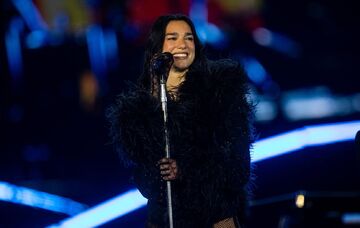 دوا لیپا باز هم در کانون توجه فوتبالی‌ها؛ تماشای یکی از خاص‌ترین بازی‌های جهان با کیت آرژانتین +تصاویر