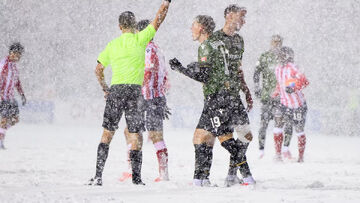 ویدیو| برفی‌ترین فینال تاریخ فوتبال؛ جام زیر کولاک!