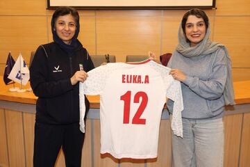 پیراهن شماره ۱۲ تیم ملی بر تن الیکا عبدالرزاقی +عکس