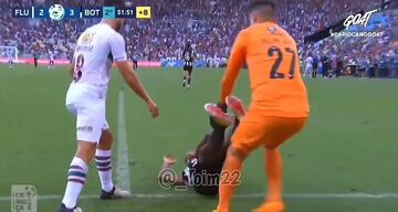 ویدیو| حرکت غیراخلاقی دروازه‌بان!/ بازیکن مصدوم بازیچه شد!