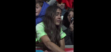 ویدیو| گریه عجیب دختر هوادار فرمین لوپز پس از گرفتن پیراهن این بازیکن!