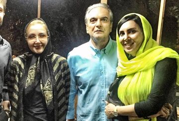 عکس یادگاری خانم بازیگر با علی دایی و همایون ارشادی