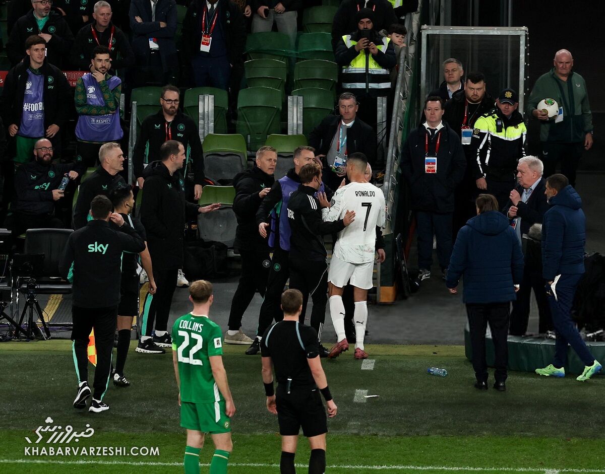 خروج کریستیانو رونالدو از زمین پس از دریافت کارت قرمز