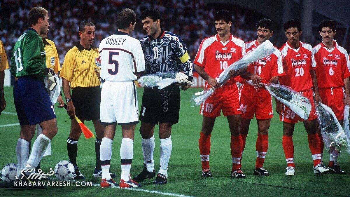 احمدرضا عابدزاده پیش از آغاز دیدار ایران و آمریکا در جام جهانی ۱۹۹۸