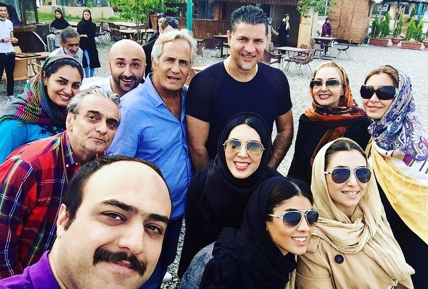 عکس یادگاری خانم بازیگر با علی دایی و همایون ارشادی