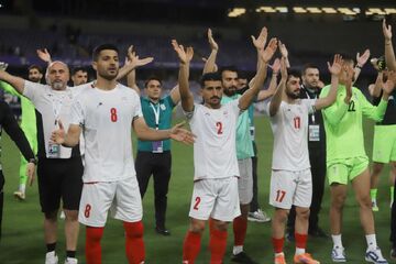 حمله هواداران فوتبال به تیم ملی؛ آقای قلعه‌نویی با این تیم زنگ تفریح می‌شویم