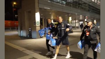 ویدیو| ستاره تیم ملی قولش را عملی کرد؛ خرید همبرگر برای تمام بازیکنان