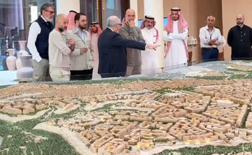 ویدیو| گواردیولا هم به خاک عربستان رسید/ پپ به سلامتی چای نوشید!