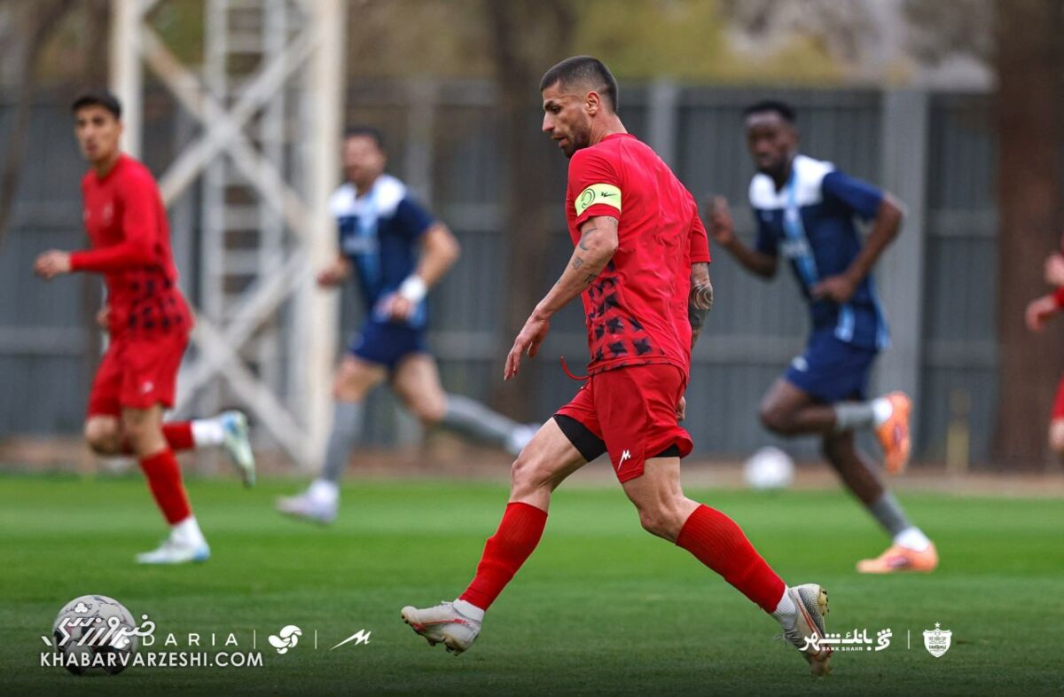 بازوبند کاپیتانی بر دست میلاد سرلک در دیدار پرسپولیس و گل گهر