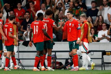 غیبت جنجالی رونالدو در پوستر جام جهانی/ فیفا فورا پوستر را پاک کرد! +عکس