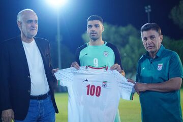 طارمی رسماً ۱۰۰تایی شد/ تونل افتخار ستاره‌های ایران برای مهاجم تیم ملی +عکس و ویدیو