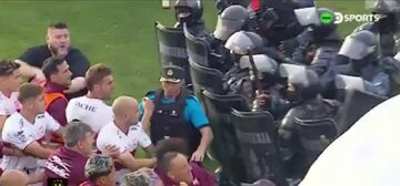ویدیو| درگیری شدید بازیکنان با پلیس وسط زمین؛ باتوم، اسپری فلفل و زد و خورد