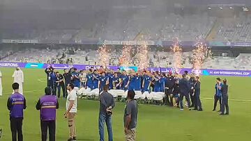 ویدیو| لحظه اهدای جام قهرمانی به تیم ملی فوتبال ازبکستان