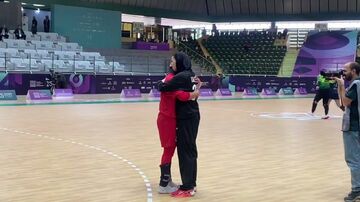 ویدیو| گریه ستاره رحمانیان پس از شکست مقابل قزاقستان