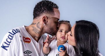 ویدیو| لحظات زیبای پدر دختری؛ نیمار دختر کوچولویش را به زمین فوتبال آورد