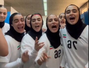 ویدیو| همخوانی دختران هندبال ایران مقابل دوربین سلفی پس از کسب مدال برنز