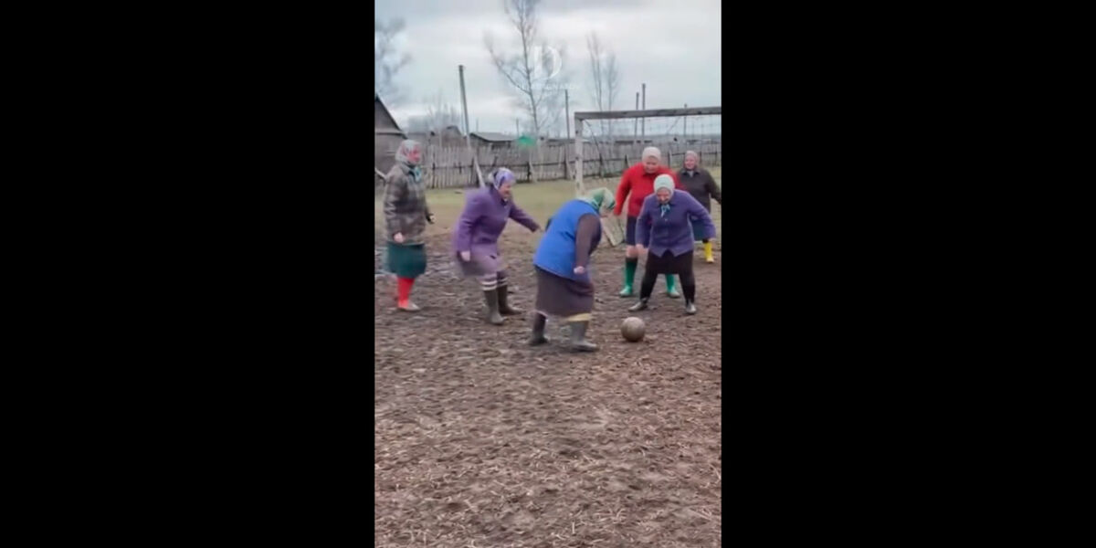 ویدیو| فوتبال با چکمه و روسری در گل و لای؛ مسابقه روستایی مادربزرگ‌ها در روسیه!