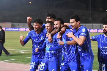 فریم به فریم با حرکات عجیب یاسر آسانی/ گریه جنجالی مهاجم استقلال +عکس