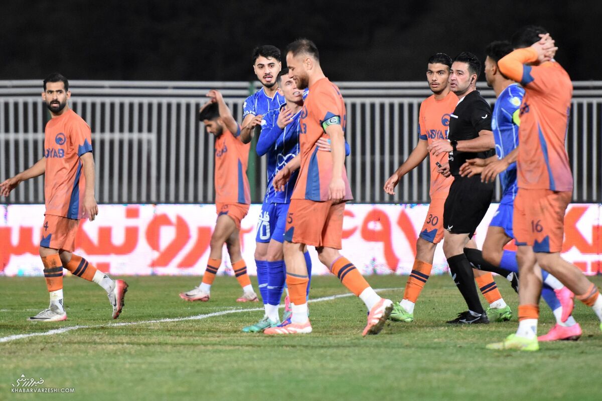 ویدیو| بازیکن پادیاب که با آسانی درگیر شد، پیراهن یاسر را خواست!