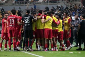 دختر روسری قرمز دل گلر پرسپولیسی را برد!/ قشنگ‌ترین صحنه دربی جام حذفی با دلبری تمام! +عکس