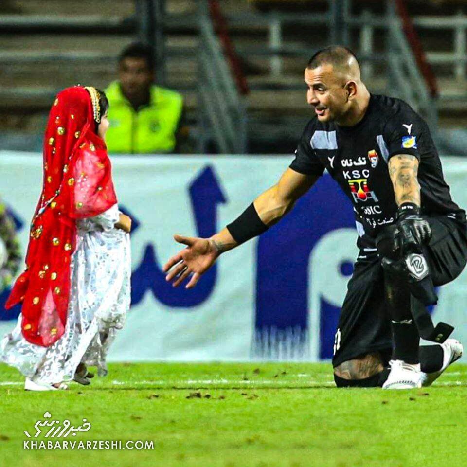 دختر روسری قرمز دل گلر پرسپولیسی را برد!/ قشنگترین صحنه دربی جام حذفی با دلبری تمام! +عکس