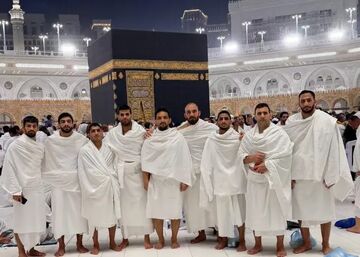 ستاره‌های کشتی آزاد با لباس احرام در مسجدالحرام +تصاویر