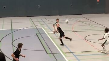 ویدیو| سوپرگل وایرال شده از پدیده بایرن مونیخ در ۱۱ سالگی؛ پشت پا و والی همزمان!